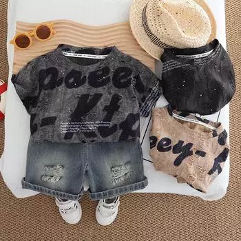 Комплект из летнего топа с короткими рукавами и джинсовых шорт для мальчиков 2024 года в английском стиле с пайетками 120cm