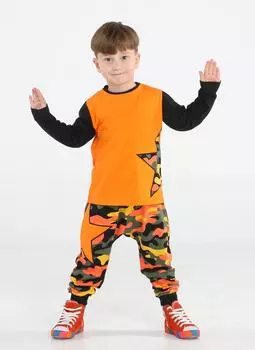 Комплект из мешковатых брюк с камуфляжным принтом и футболки со звездами