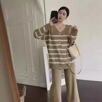 Комплект из однобортного трикотажного свитера с глубоким вырезом и длинными рукавами и широких брюк с высокой талией на осень/зиму 2024 года One Size верблюд