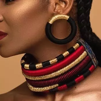Комплект из плетеного колье-чокера и серег в стиле бохо-шик — преувеличенный дизайн в африканском стиле для вечеринок и фестивалей красный