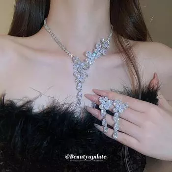 Комплект из серебряных игольчатых серег-бабочек с цирконами и ожерелья - элегантная модная цепочка на ключицу, высококачественные свадебные аксессуары