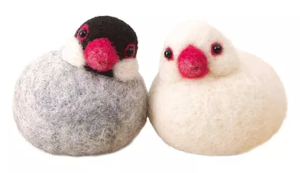 Комплект из шерсти Hamanaka Coma Design Korontomochi Моя маленькая птичка, воробей в цветущей вишни и белый воробей H441-611