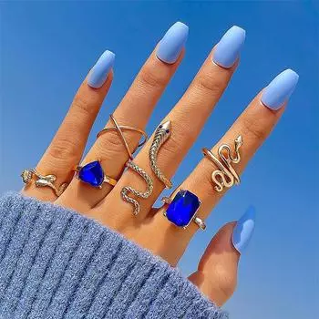 Комплект из шести новых колец в форме креста с рубинами и инкрустацией в форме змеи, а также комплект из шести колец с бриллиантами в форме квадрата любви. красный