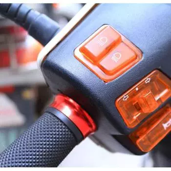 Комплект кнопок переключателя мотоцикла Фара Поворотник Дальний/ближний свет Регулировка яркости Звуковой сигнал Стартер Различные переключатели Аксессуары красный