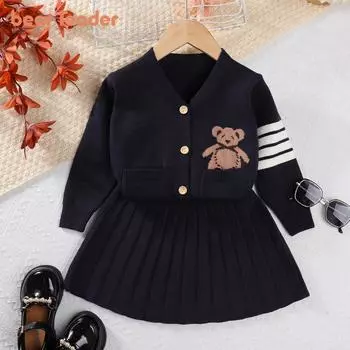 Комплект одежды Bear Leader для девочек 3-7 лет на осень и зиму, кардиган с длинными рукавами и V-образным вырезом с рисунком медведя из мультфильма + однотонная плиссированная юбка, костюм из двух предметов AM2594 3T