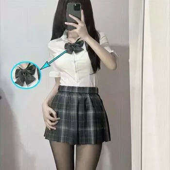 Комплект рубашки с коротким рукавом, подчеркивающей талию, в стиле JK Academy и плиссированной юбки облегающего кроя - Женская летняя коллекция. XS