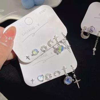 «Комплект серег «Летняя звезда и луна»: Необычный дизайн с серебряной иглой – мило и стильно для ношения на все случаи жизни.