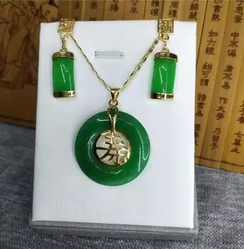 Комплект серег-подвесок с круглыми пирамидками и зелеными камнями