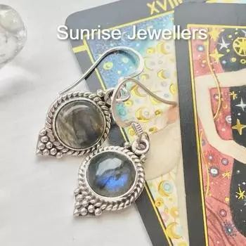Комплект сережек Ari с точками из лабрадорита от Sunrise Stud Earring и обруч Huggie Hoop с подвеской • Подарок лучшему другу • Free Size чёрный