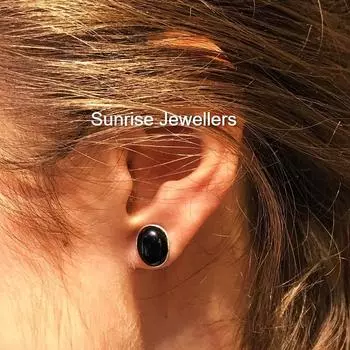 Комплект сережек-гвоздиков Ari из черного оникса от Sunrise Stud Earring и обруч Huggie Hoop с подвеской • Подарок лучшему другу • Free Size чёрный