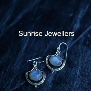 Комплект сережек Moonstone Ari от Sunrise • Серьги-подвески с зелеными драгоценными камнями, серьги-гвоздики и обруч-кольцо с подвеской • Подарок лучшему другу • ER437 Free Size белый