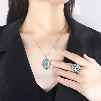 Комплект украшений: цветное кольцо с бриллиантами, ретро-ожерелье из зеленого циркония, комплект женских подвесок в виде шпата.