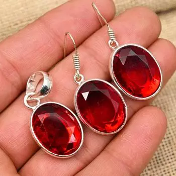 Комплект украшений из серебра 925 пробы с красным гранатом и подвеской и серьгами