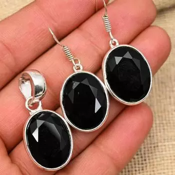 Комплект ювелирных изделий из подвески и сережек из стерлингового серебра 925 пробы с черной шпинелью для нее