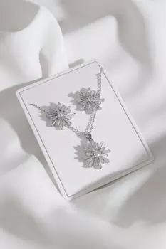 Комплект вечернего платья с серьгами и ожерельем из цирконового камня серебряного цвета