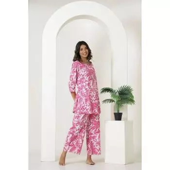 «Комплекты одежды» — это комплекты одежды, подобранные по цвету и стилю. M