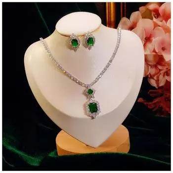 Комплекты ювелирных изделий для женщин S925 Sterling Created Emerald Gemstone Серьги Сверкающее ожерелье Классические ювелирные изделия Прямая поставка
