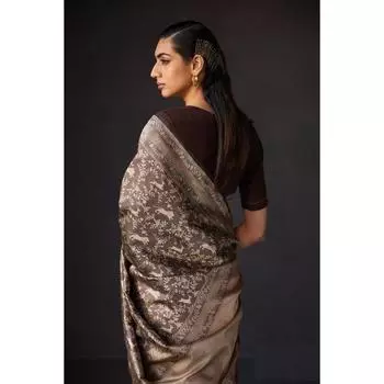 Концепция шелкового сари Канчипатту с изысканным переплетением сари.. Наряду с контрастным плетением бордюра.