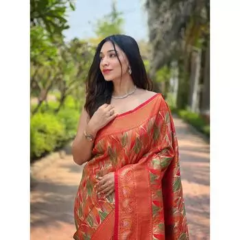 Концепция шелкового сари Канчипатту с изысканным переплетением сари.. Наряду с контрастным плетением бордюра.