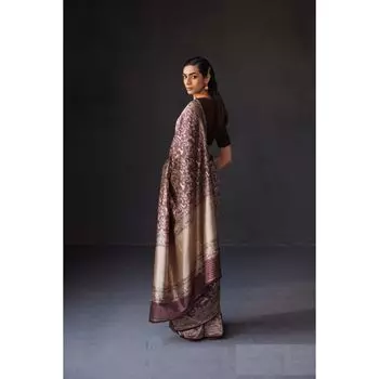 Концепция шелкового сари Канчипатту с изысканным переплетением сари.. Наряду с контрастным плетением бордюра.