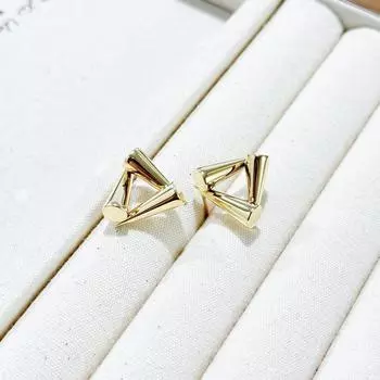 Конические треугольные серьги созданы как изысканные, маленькие, высококачественные, модные, простые и универсальные серьги.