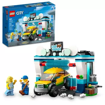 Конструктор LEGO City Car Wash 60362 — забавная идея подарка для детей от 6 лет и старше. В комплект входит вращающаяся щетка для мойки автомобилей, автомобиль и 2 минифигурки.