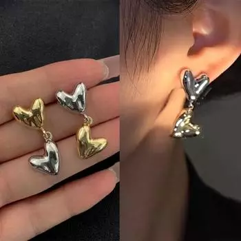 Контрастные серьги с цветами сердечек