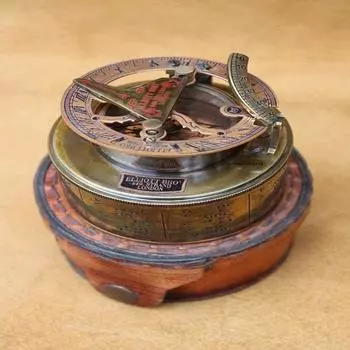 Копия латунного солнечного компаса с кожаным футляром, магнитный компас с указателем направления, карманный компас для солнечных часов, навигация для кемпинга, походов.