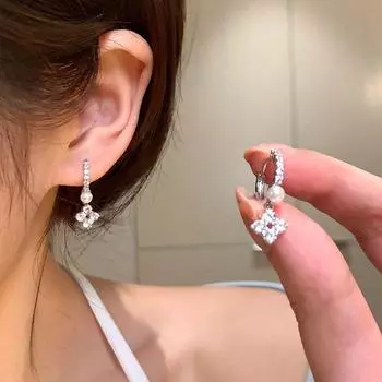 Korean Style Shining Full Diamond Four-Leaf Flower Pearl Exquisite Ear Clip Ins Style Accessible Luxury Fancy Graceful Earrings Female Stud Earrings A pair of four-leaf flower earrings