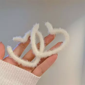 Корейские милые белые плюшевые серьги-кольца в форме сердца для женщин, преувеличенные флокированные серьги в форме буквы C, ювелирные изделия для свадебной вечеринки, подарок