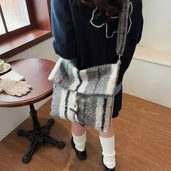 Корейская нишевая сумка-тоут в иностранном стиле для женщин, зима 2024, популярная новая модная контрастная сумка через плечо подмышкой чёрный