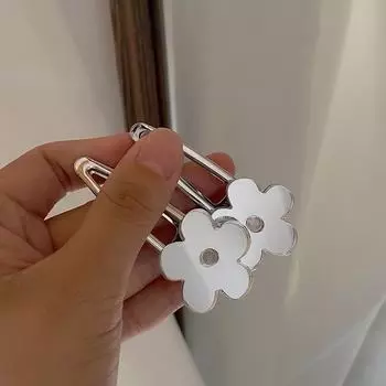 Корейская серебряная заколка-цветок: Модный стиль 2025 года для прямых волос mirrored серебряный