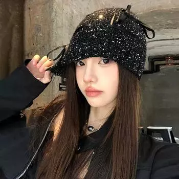 Корейская версия банта с пайетками, женская холодная шапка 2024 года, новый универсальный головной убор Spice Girls, показывающий лицо, маленькая вязаная ворсовая шапка M56-58cm чёрный