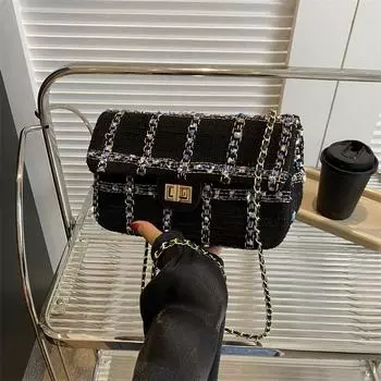 Корейская версия маленькой сумки с замком-цепочкой в иностранном стиле для женщин 2024 года, осень-зима, новый темперамент, популярная маленькая квадратная сумка-мессенджер в этом году белый