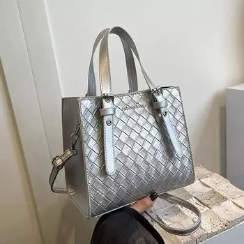 Корейская версия модной индивидуальности большой емкости маленькая квадратная сумка плетеная сумка 2024 лето новый темперамент универсальная женская сумка чёрный