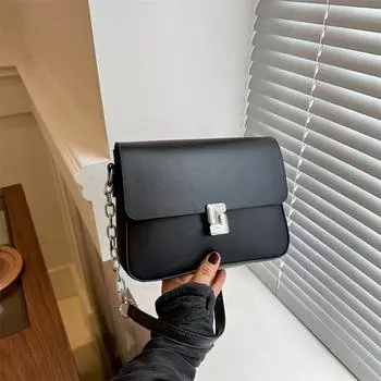 Корейская версия модной персонализированной цепочки, маленькая квадратная сумка подмышкой 2024 года, новая модная простая темпераментная персонализированная женская сумка через плечо белый