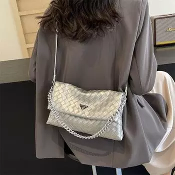 Корейская версия модной сумки под мышкой для женщин 2024 года, летняя новая простая повседневная маленькая квадратная сумка с текстурой на одно плечо, косая сумка для женщин чёрный