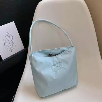 Корейская версия нишевой модной сумки для поездок на работу 2024 года, летняя вышитая нейлоновая повседневная сумка-тоут подмышкой, простая однотонная сумка белый