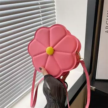 Корейская версия персонализированной цветочной сумки для женщин 2024 года, однотонная новая сумка через плечо с отступом, модная иностранная элегантная сумка-мессенджер чёрный