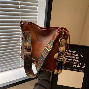 Корейская версия, популярная сумка-ведро для воды, новинка 2024 года, женская сумка, минималистичная сумка-тоут, большая вместительная весенняя модная сумка на плечо With pendant(Random)