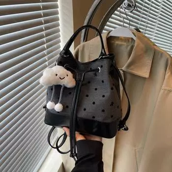 Корейская версия простой повседневной сумки-ведра большой вместимости, летняя новая простая повседневная модная сумка-мессенджер через плечо 2024 года without pendant