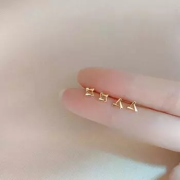 Корейская версия простых и маленьких треугольных сережек-гвоздиков, женственные короткие, не нужно снимать серьги во время сна серебряный