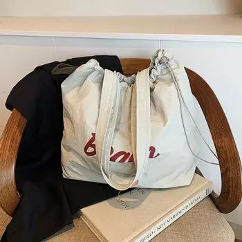 Корейская версия сумки с буквенным принтом, женская сумка 2024 года, большая вместительная нейлоновая сумка через плечо, повседневная универсальная сумка-тоут со шнурком