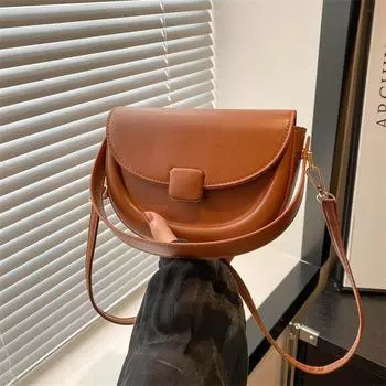 Корейская версия сумки-седла в иностранном стиле, модная маленькая сумка для женщин 2024 года, новая повседневная сумка-мессенджер, персонализированная сумка через плечо для поездок на работу чёрный