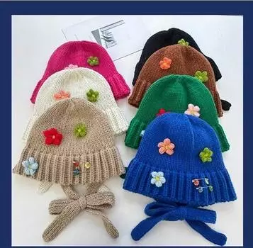 Корейская версия вязаной шапки с цветочным узором для женщин, универсальная на осень и зиму, ветрозащитная защита ушей, толстая и теплая шерстяная шапка 56-58CM белый