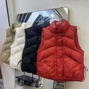 Корейская версия женского пухового жилета 2024 года, зима, новая мода, легкий стоячий воротник, терможилет с карманом и бантом S чёрный