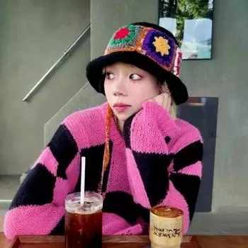 Корейская вязаная шапка с цветочным узором для женщин, весна и осень, фото, универсальная, для показа мод, маленькая шляпа-ведро с ремешком 56-58cm чёрный