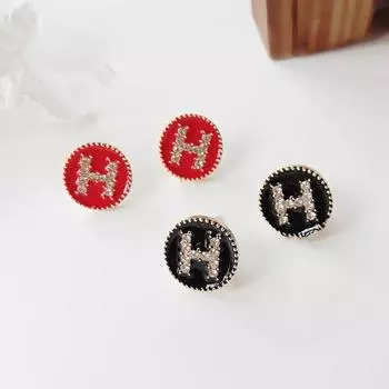Корейские новые простые и компактные серьги-джокеры с шипами в виде буквы H, знаменитости онлайн. красный