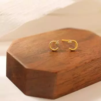 Корейский стиль Простые серьги в форме луны для женщин Нишевый дизайн Светлые роскошные серьги в форме полумесяца Темпераментные серьги