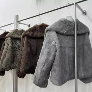 Короткая шуба из меха кролика с леопардовым принтом и воротником из темно-синего меха с термоизоляцией M (90-57.5 kg)